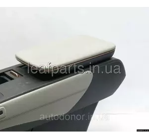 Кришка консолі / підлокотника беж Nissan Ariya (22-) 96920-5MR1B Кришка консолі / підлокотника беж Nissan Ariya (22-) 96920-5MR1B