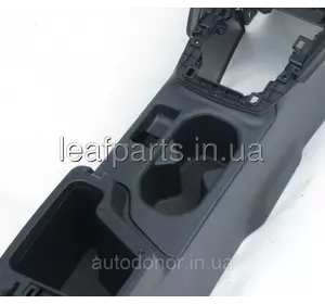 Підсклянник торпедо/ консолі передньої КПП Nissan Leaf ZE1 (18-) 96931-5SA2A Підсклянник торпедо/ консолі передньої КПП Nissan Leaf ZE1 (18-) 96931-5SA2A