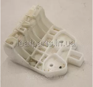 Кріплення праве передньої фари Nissan Leaf ZE1 (18-) 26042-5SK0A Кріплення праве передньої фари Nissan Leaf ZE1 (18-) 26042-5SK0A