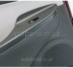 Накладка кнопок склопідьйомника двері задня ліві Hyundai Kona Electric (17-) 93582J9000TMT Накладка кнопок склопідьйомника двері задня ліві Hyundai Kona Electric (17-) 93582J9000TMT