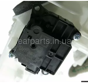 Моторчик патрубків обігрівача салону центральний Nissan Ariya (22-) 27732-5MP2A Моторчик патрубків обігрівача салону центральний Nissan Ariya (22-) 27732-5MP2A
